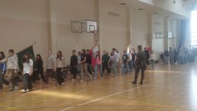 Uczestnicy szkolenia podczas ćwiczenia marszu