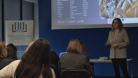 Pani Jolanta Gradowska, przedstawiciel Krajowego Biura eTwinning, Fundacji Rozwoju Systemu Edukacji przedtawia temat pn. Edukacja obywatelska z Programem eTwinning