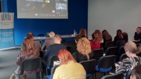 Pani Iga Kamocka - wicedyrektor Polskiej Fundacji im. Roberta Schumana przedstawia temat „Edukacja europejska – czym jest, dlaczego jest nam potrzebna i jak ją realizować”.
