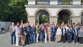 Pamiątkowe zdjęcie pod Grobem Nieznanego Żołnierza